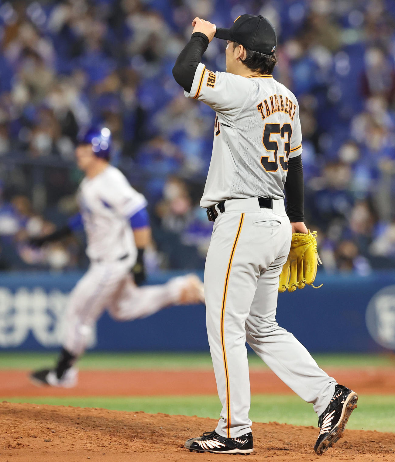 DeNA対巨人　8回裏DeNA1死三塁、オースティン（左）に適時打を許す高梨（撮影・垰建太）