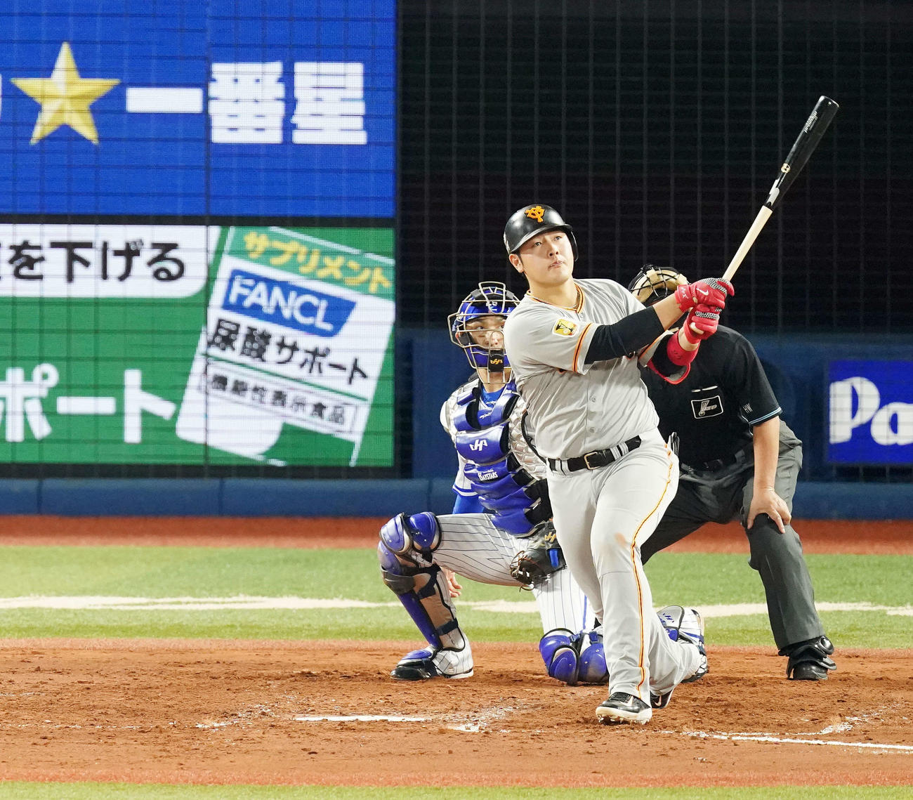 DeNA対巨人　3回表巨人2死一、二塁、左越えに同点3点本塁打を放つ岡本（撮影・江口和貴）