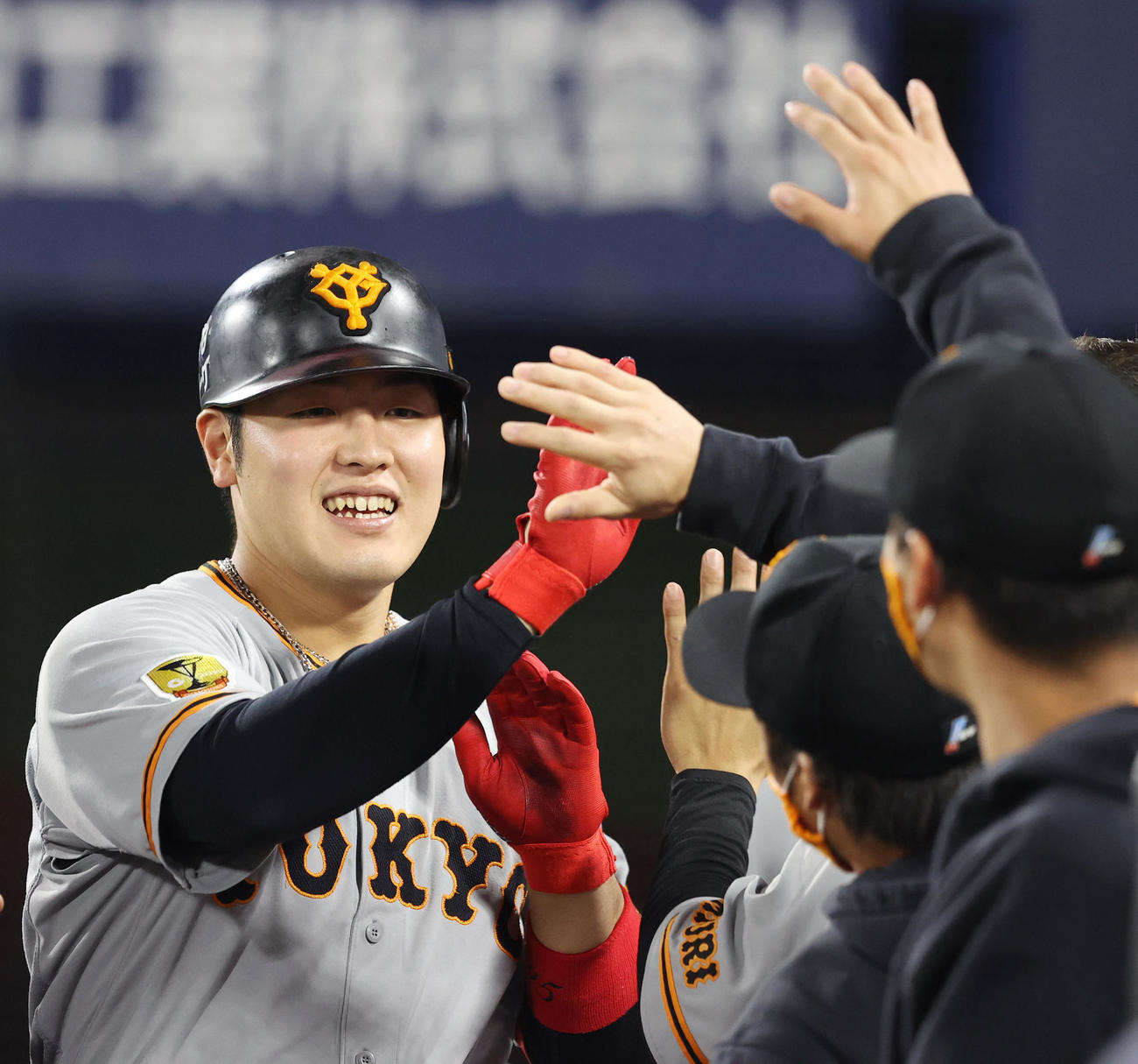DeNA対巨人　3回表巨人2死一、二塁、3点本塁打を放ちナインの出迎えを受ける岡本（撮影・垰建太）