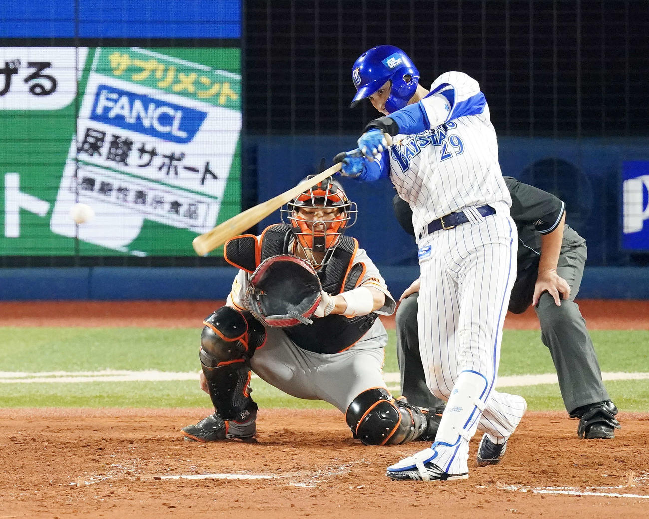 DeNA対巨人　3回裏DeNA2死二、三塁、2点適時三塁打を放つ伊藤（撮影・江口和貴）