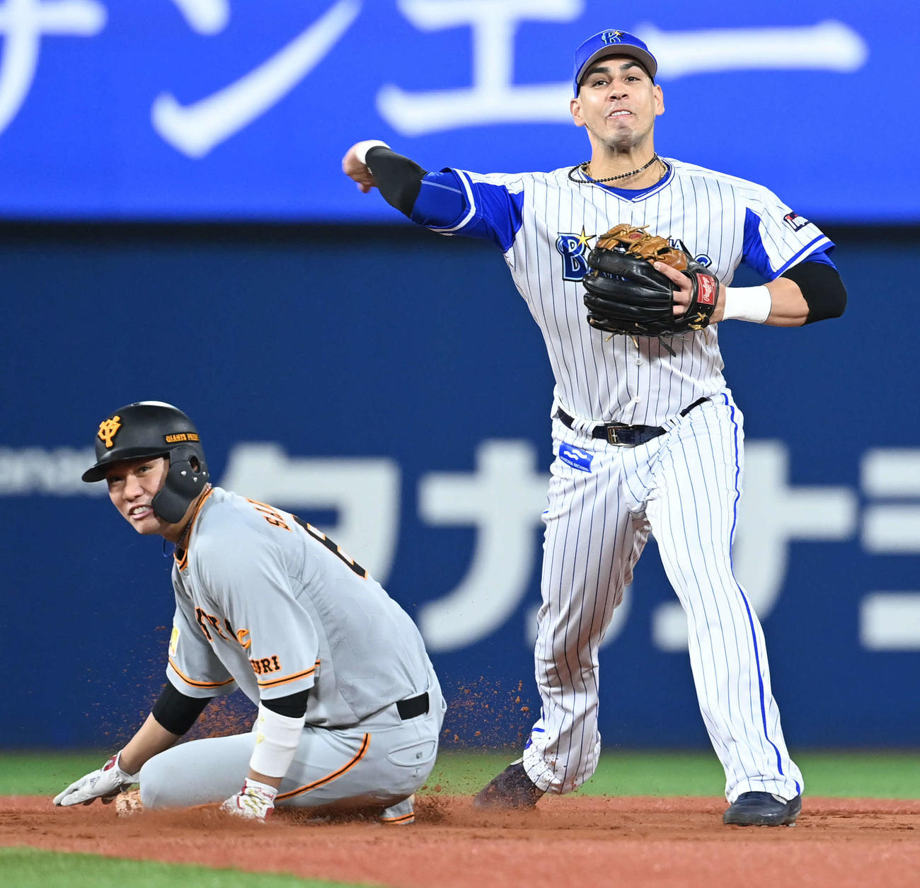 DeNA対巨人　5回表巨人無死満塁、岡本の三ゴロを捕球した宮崎から送球を受けたソト。三重殺を狙って一塁へ転送する。左は一塁走者坂本（撮影・山崎安昭）