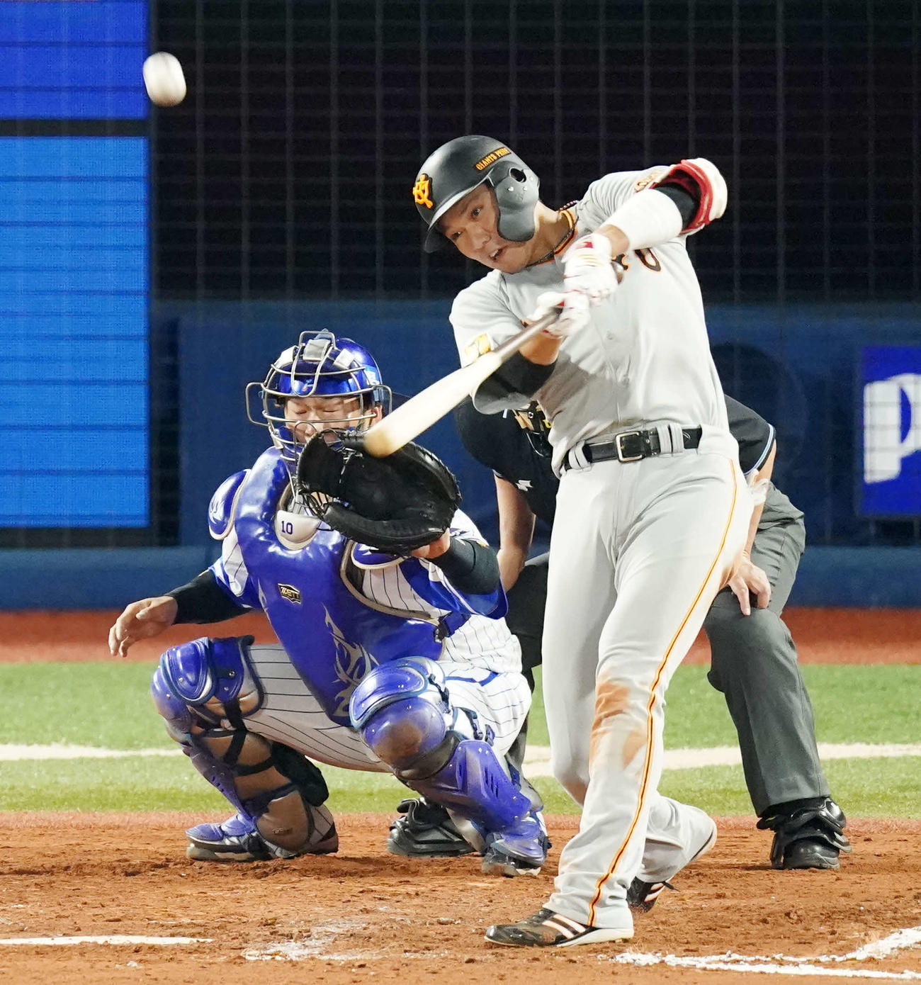 DeNA対巨人　7回表巨人1死一、三塁、右犠飛を放つ坂本（撮影・江口和貴）