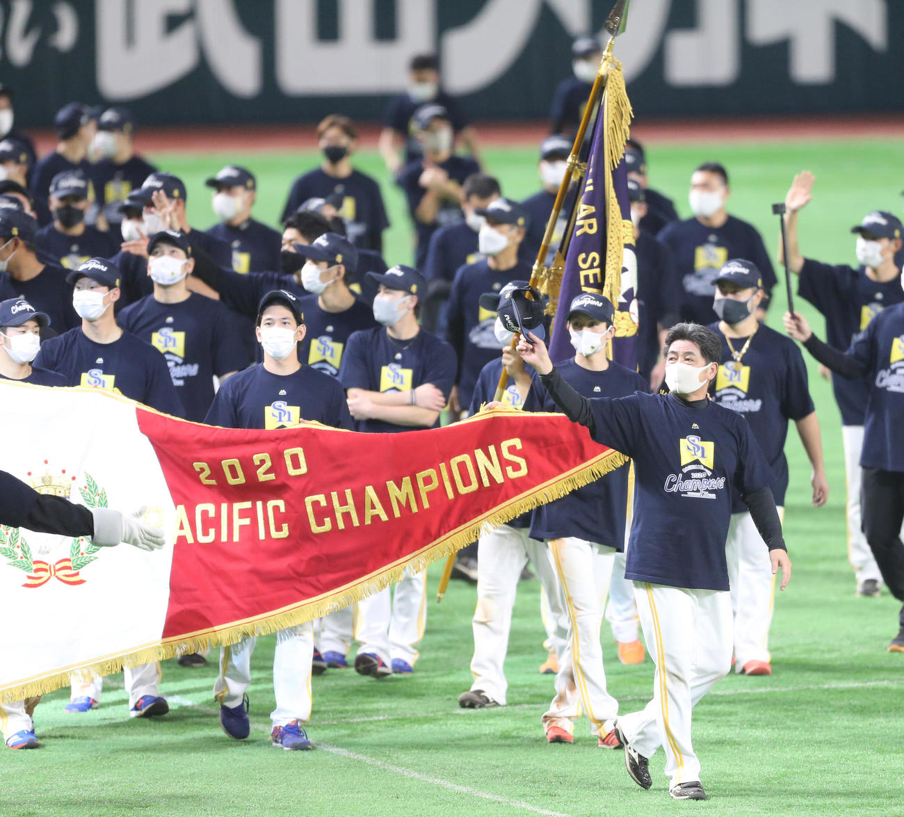 ソフトバンク対ロッテ　優勝後、場内1周するソフトバンクの工藤公康監督や選手たち（撮影・菊川光一）