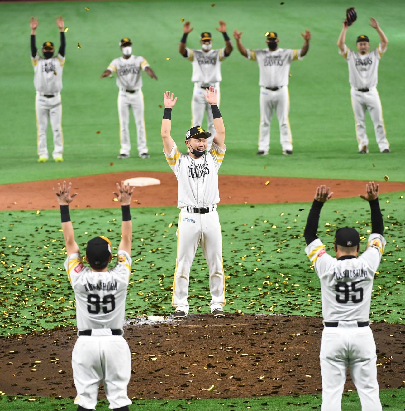 3年ぶりのリーグ優勝を決め、中村晃（中央）の選手会長の音頭で万歳するソフトバンクナイン（撮影・今浪浩三）