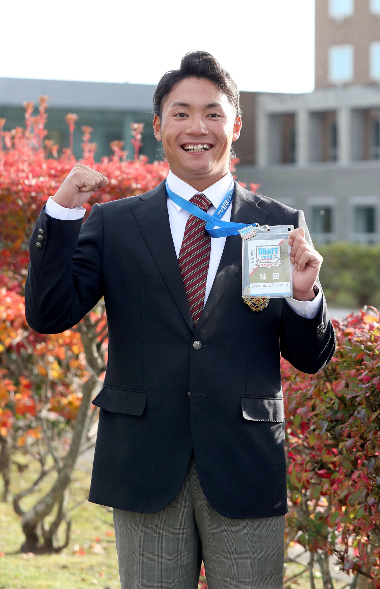 日本ハムドラフト1位の指名あいさつを終え栗山監督の直筆サインが書かれたドラフト会議の入館証を持ちながら笑顔で撮影に応じる苫小牧駒大・伊藤（撮影・佐藤翔太）