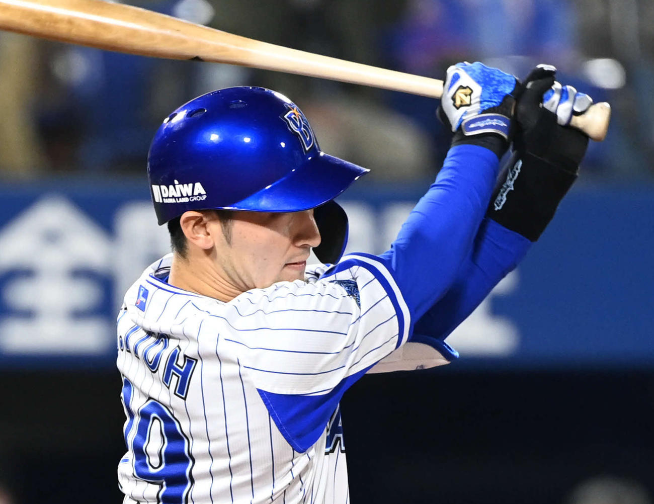 DeNA対巨人　3回裏DeNA2死二、三塁、伊藤光は右翼へ2点適時三塁打を放つ（撮影・山崎安昭）