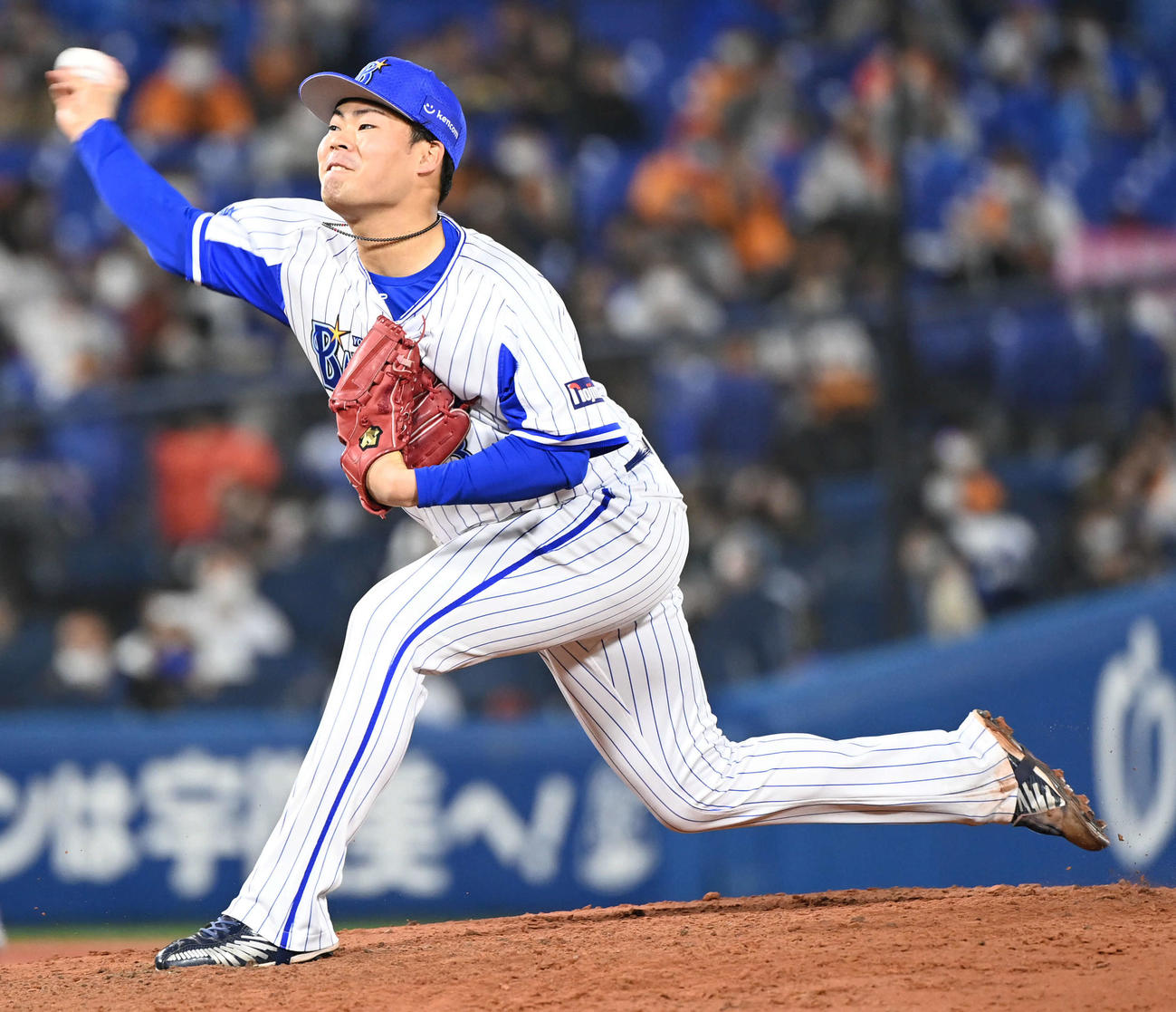 DeNA対巨人　DeNA2番手で登板する伊勢（撮影・山崎安昭）