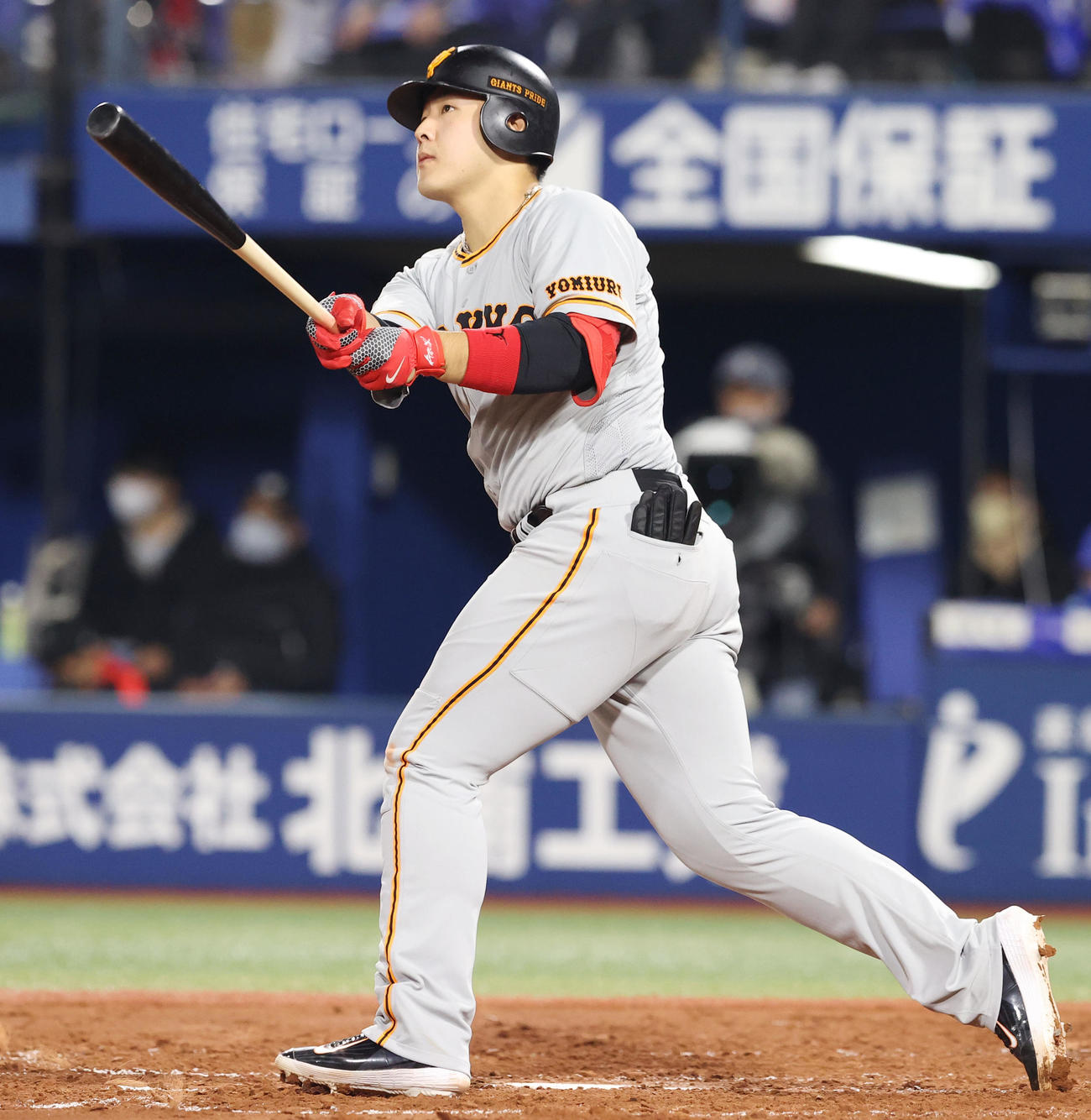 DeNA対巨人　3回表巨人2死一、二塁、左越え3点本塁打を放つ岡本（撮影・垰建太）