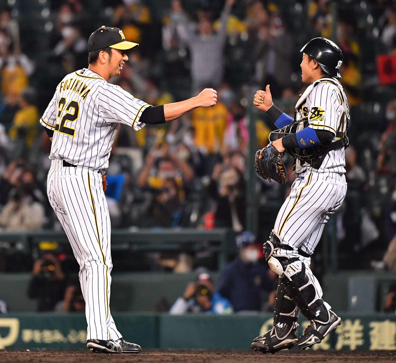 阪神対中日　9回2死から登板した藤川は一人を抑え梅野（右）とグータッチする（撮影・上田博志）