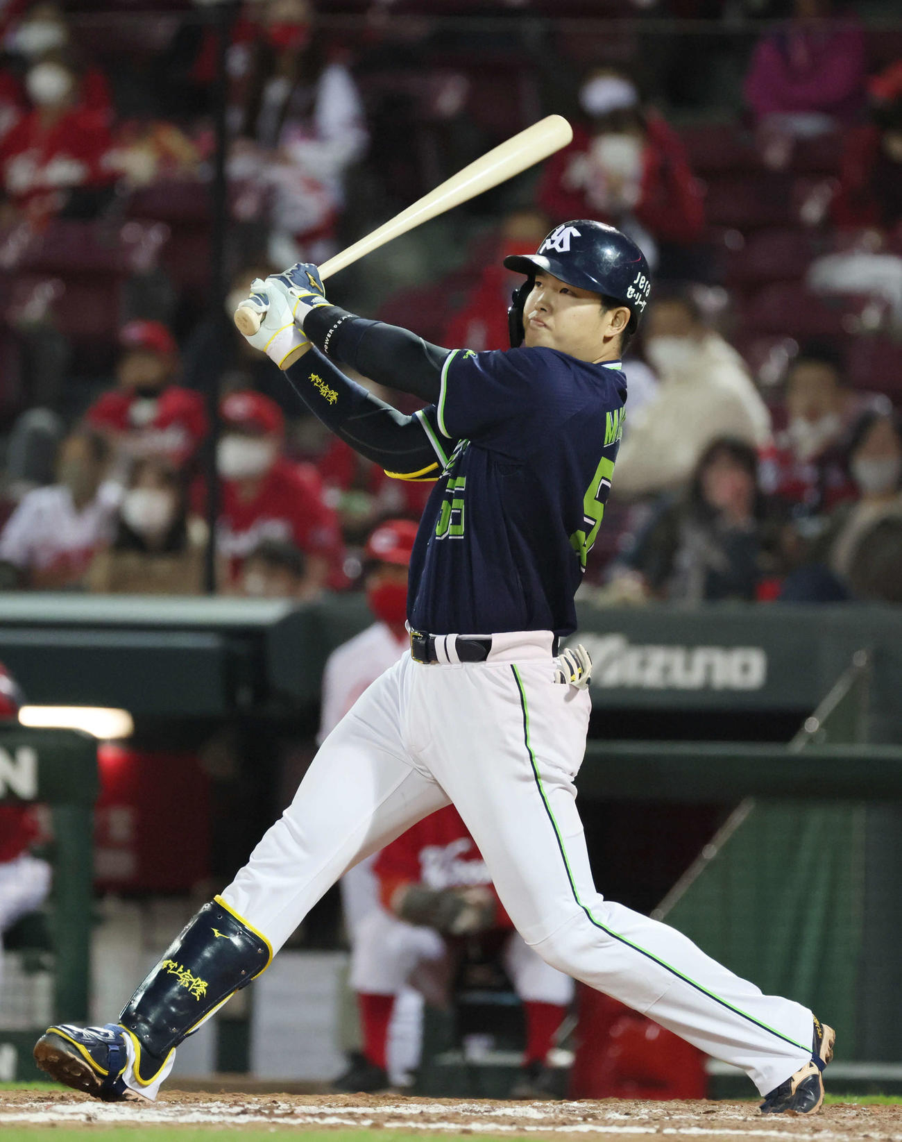 広島対ヤクルト　8回表ヤクルト2死、村上は26号左越え本塁打を放つ（撮影・加藤孝規）