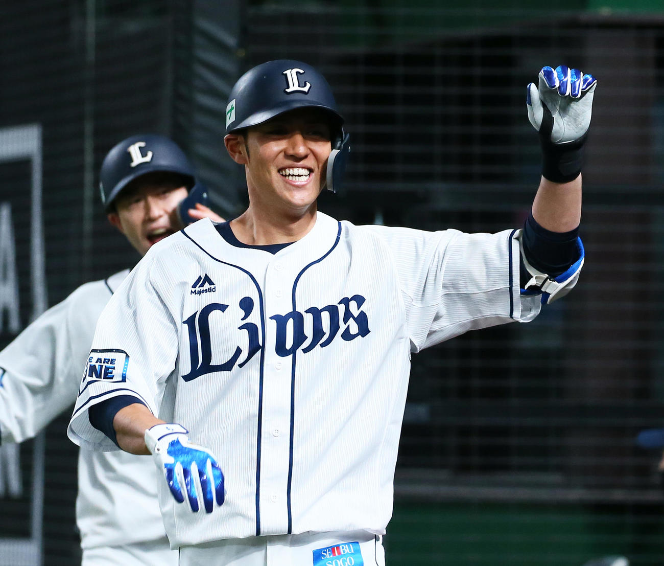 西武対楽天　2回裏西武2死三塁、木村は左越え2点本塁打を放ち笑顔を見せる（撮影・足立雅史）