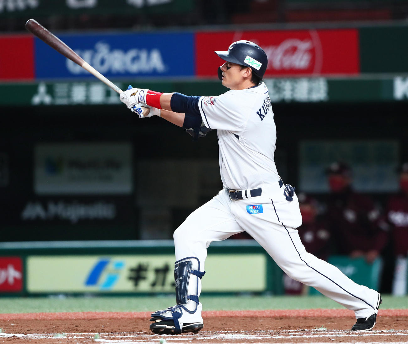 西武対楽天　6回裏西武1死一、二塁、中越え2点適時二塁打を放つ栗山（撮影・足立雅史）