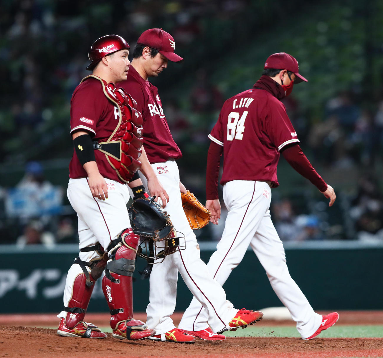 西武対楽天　6回裏西武1死一、二塁、栗山に中越え2点適時二塁打を浴び、マウンドでうつむく涌井（中央）（撮影・足立雅史）
