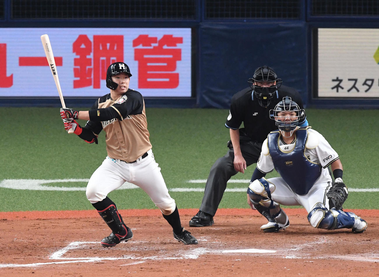 オリックス対日本ハム　9回表日本ハム2死一、二塁、宇佐見は左前適時打を放つ。投手ブランドン・ディクソン（撮影・前岡正明）