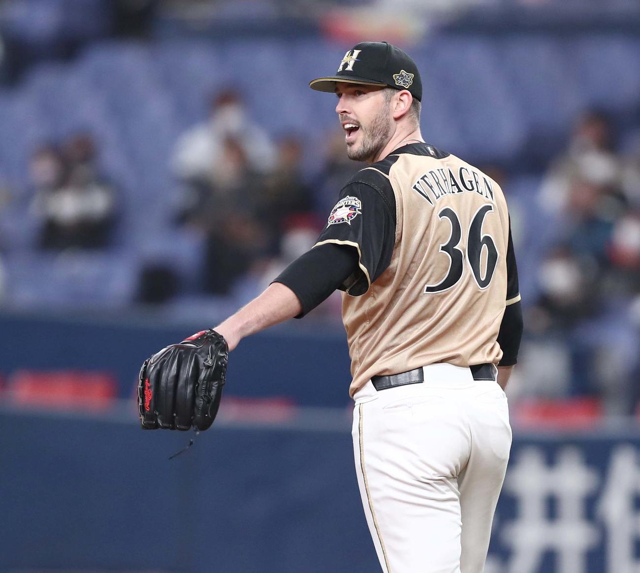 オリックス対日本ハム　6回裏、ビヤヌエバの好守に笑顔を見せるバーヘイゲン（撮影・黒川智章）