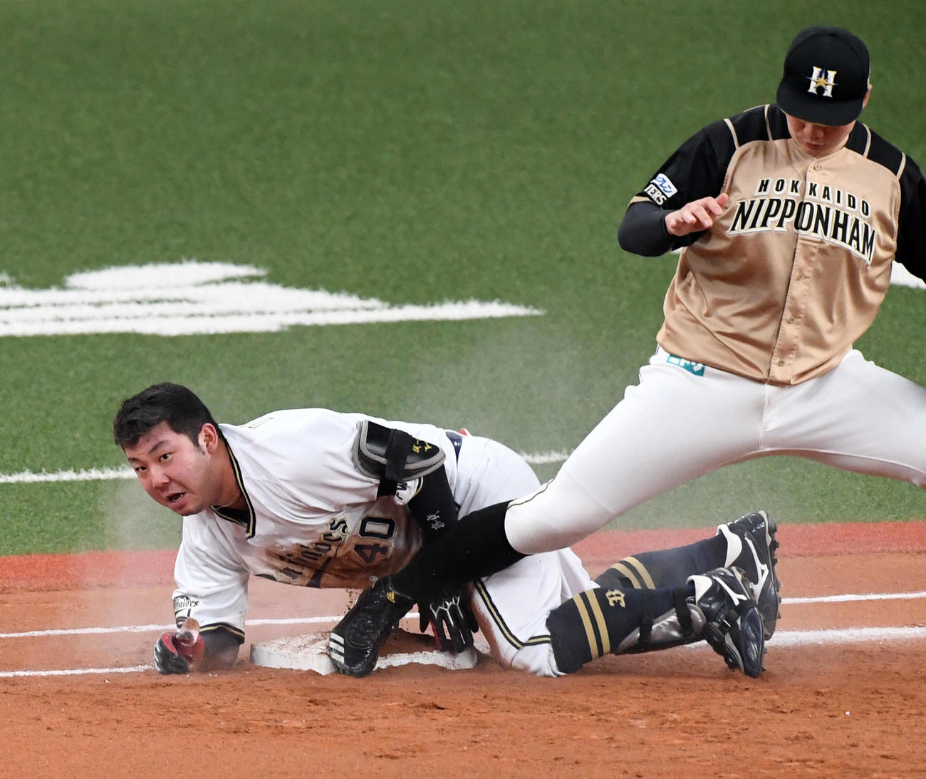 オリックス対日本ハム　6回裏オリックス無死、大下は三塁ゴロで一塁へヘッドスライディング。野手清宮（撮影・前岡正明）