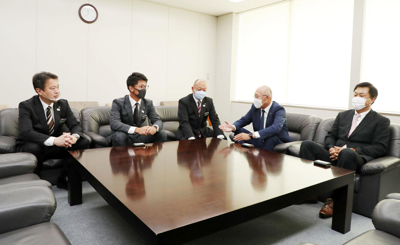畑山統括（右から2人目）、平塚スカウト（右端）からドラフト指名あいさつを受ける伊藤将（左から2人目）、左端は高岡部長、左から3人目は浜岡監督（撮影・加藤哉）