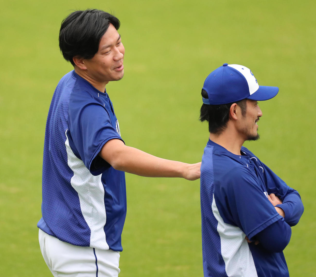 阪神対中日　練習を行う大野雄大（左）、右は祖父江大輔（撮影・清水貴仁）