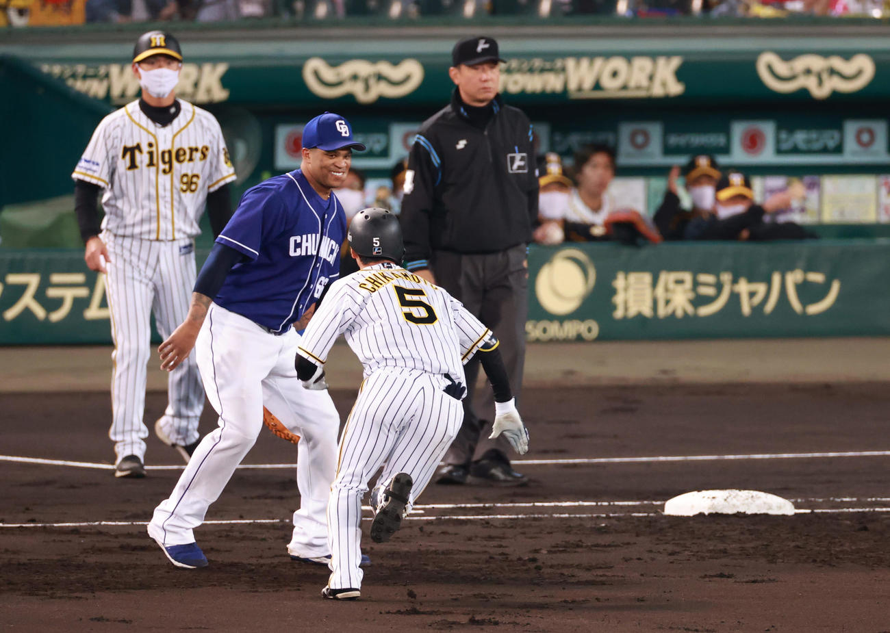阪神対中日　1回裏阪神無死、左越えの打球を近本光司が放つも一塁ベースを踏み忘れ二塁に進めず単打となる（撮影・清水貴仁）