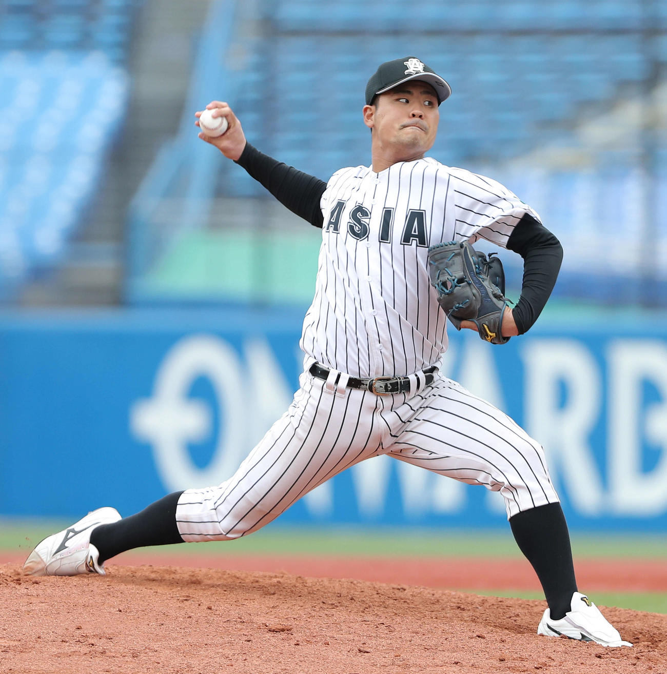 東洋大対亜大　7回表東洋大無死、力投する亜大・内間（撮影・河田真司）　