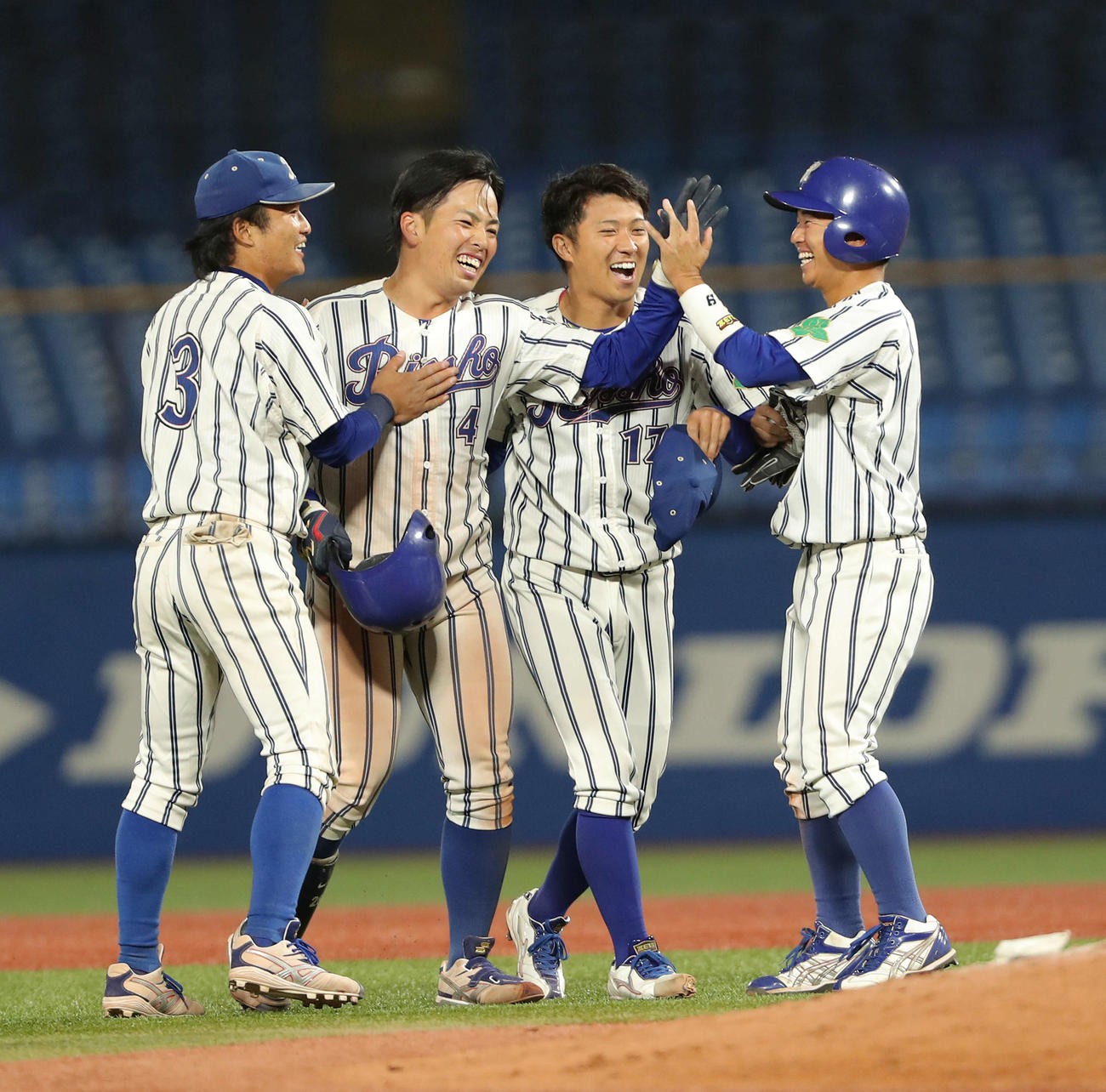 9回裏立正大1死一塁、左中間にサヨナラ打を放ちナインに迎えられる立正大・米田（左から2人目）（撮影・河田真司）
