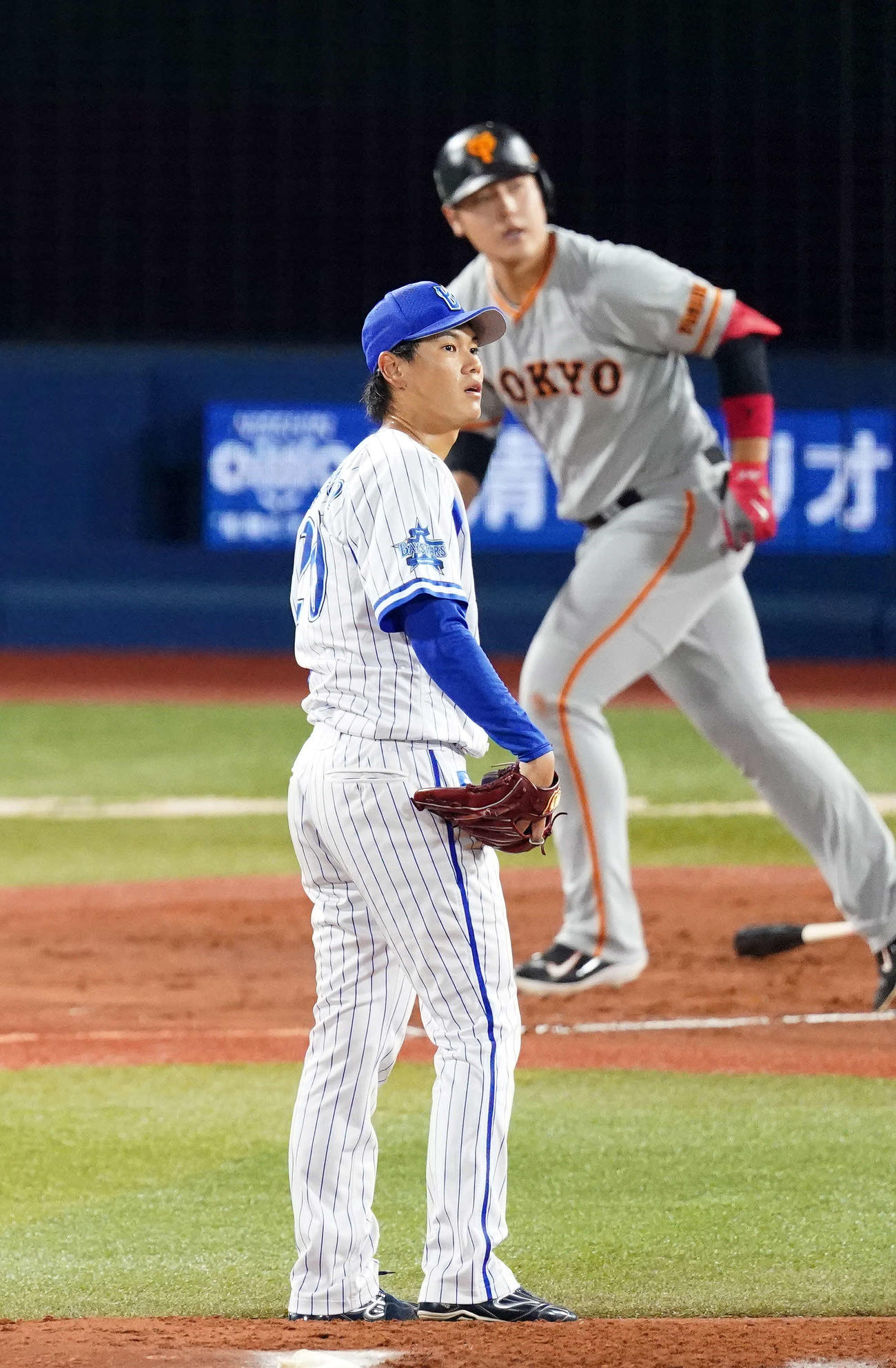 DeNA対巨人　3回表巨人2死一、二塁、岡本（後方）に同点3点本塁打を浴びる坂本（撮影・江口和貴）