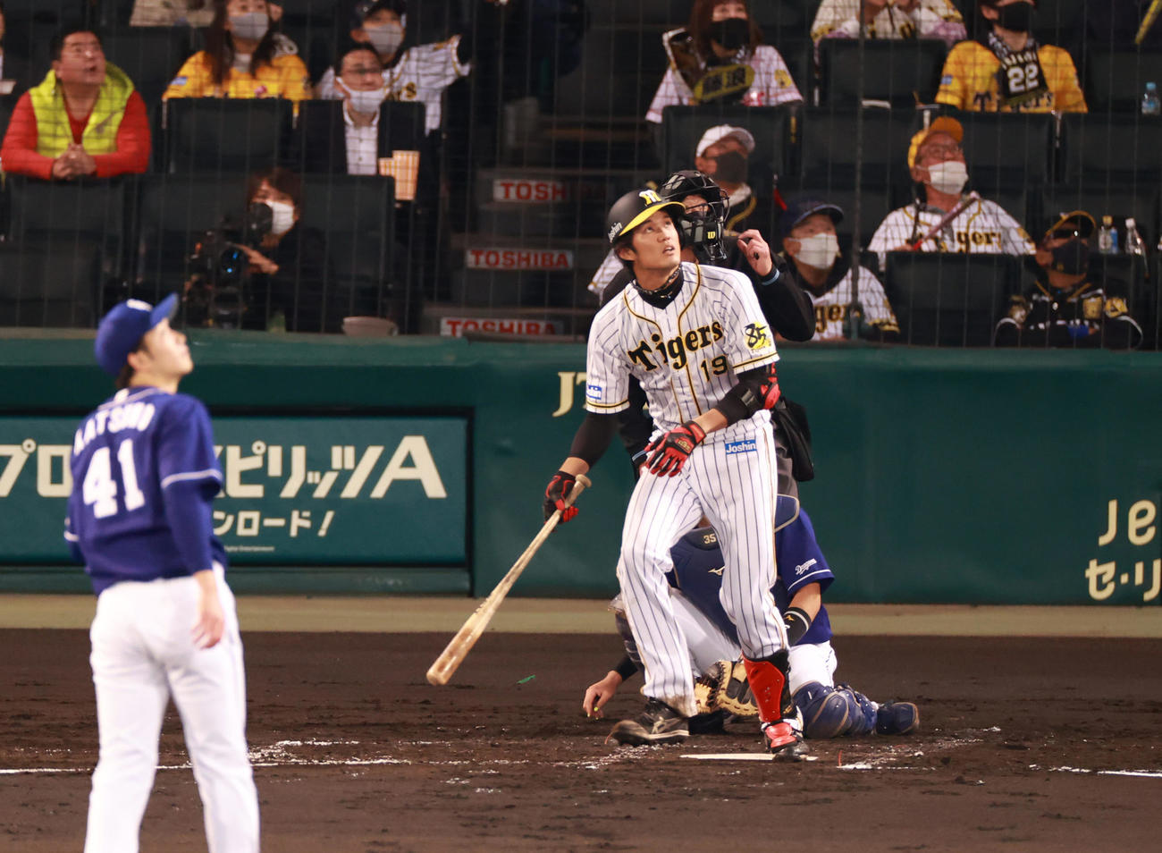 阪神対中日　2回裏阪神1死二、三塁、藤浪晋太郎が左へ大きな当たりもファウルとなる（撮影・清水貴仁）