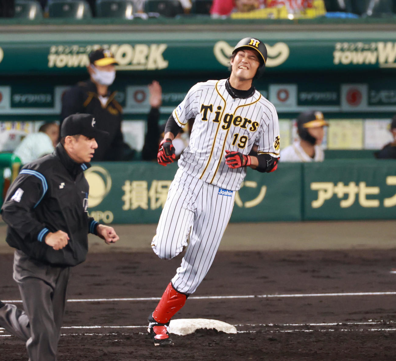 阪神対中日　2回裏阪神1死二、三塁、藤浪晋太郎が左へ大きな当たりもファウルとなり悔しがる（撮影・清水貴仁）