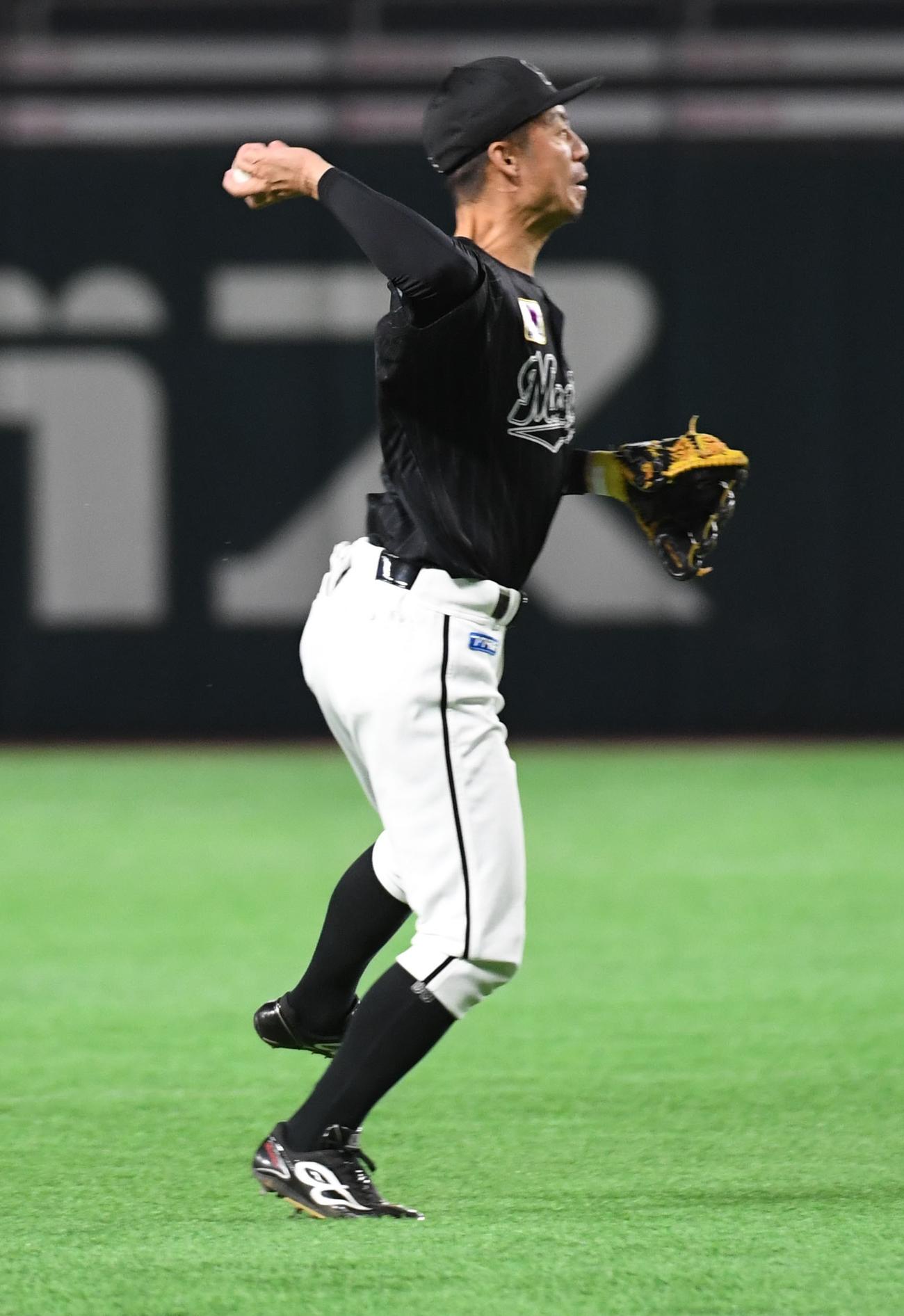 ソフトバンク対ロッテ　1回裏ソフトバンク2死、柳田の打球を一塁に送球する遊撃手の鳥谷（撮影・今浪浩三）