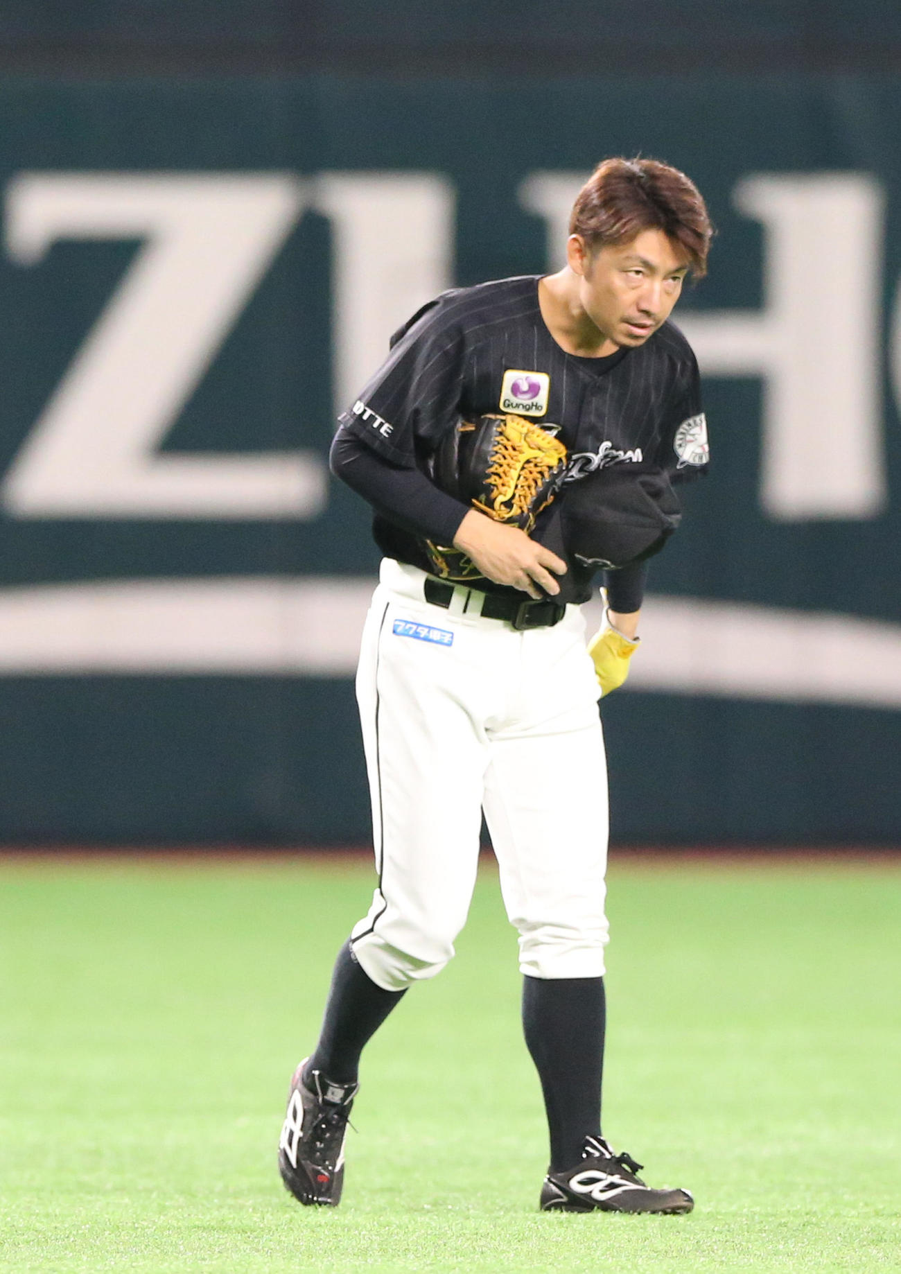 ソフトバンク対ロッテ　　1回裏、鳥谷は遊撃手のポジションにつき帽子を取って一礼する（撮影・上山淳一）