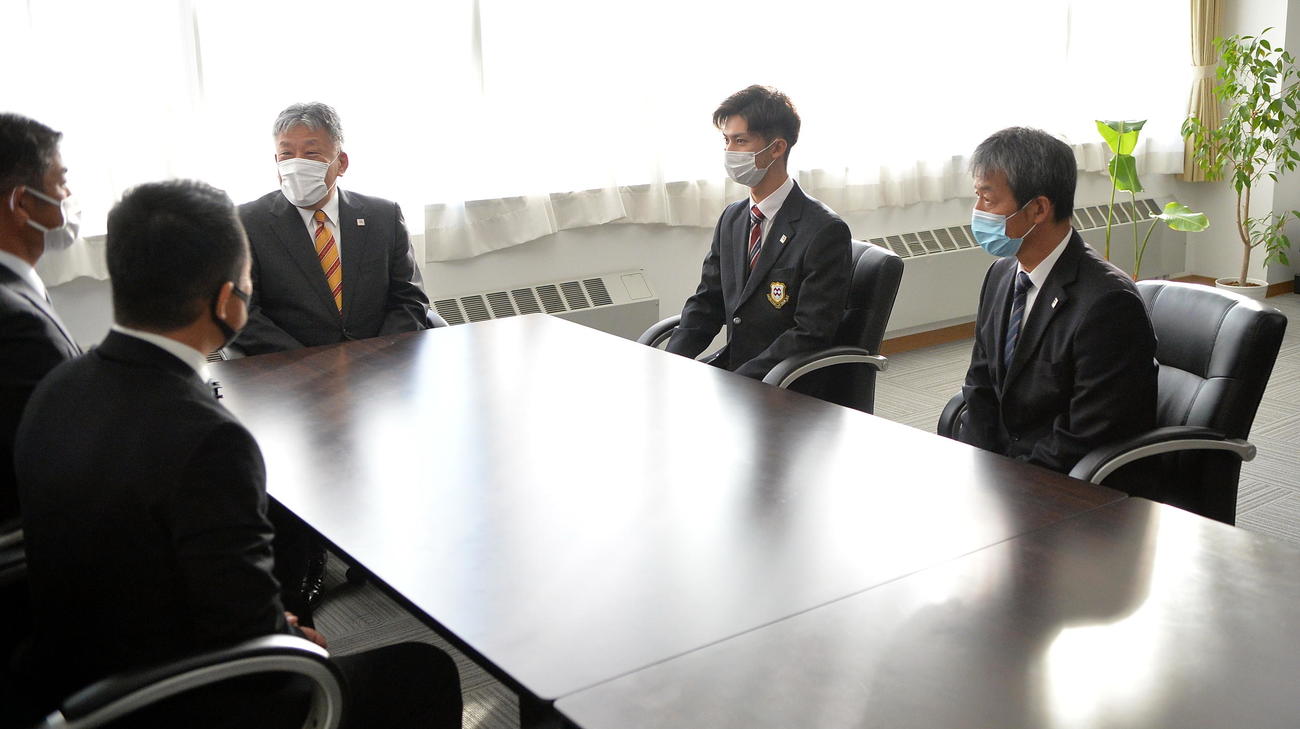 ソフトバンクのスカウト陣と対話する八戸学院大・中道（右から2人目）。右は正村監督（撮影・鎌田直秀）
