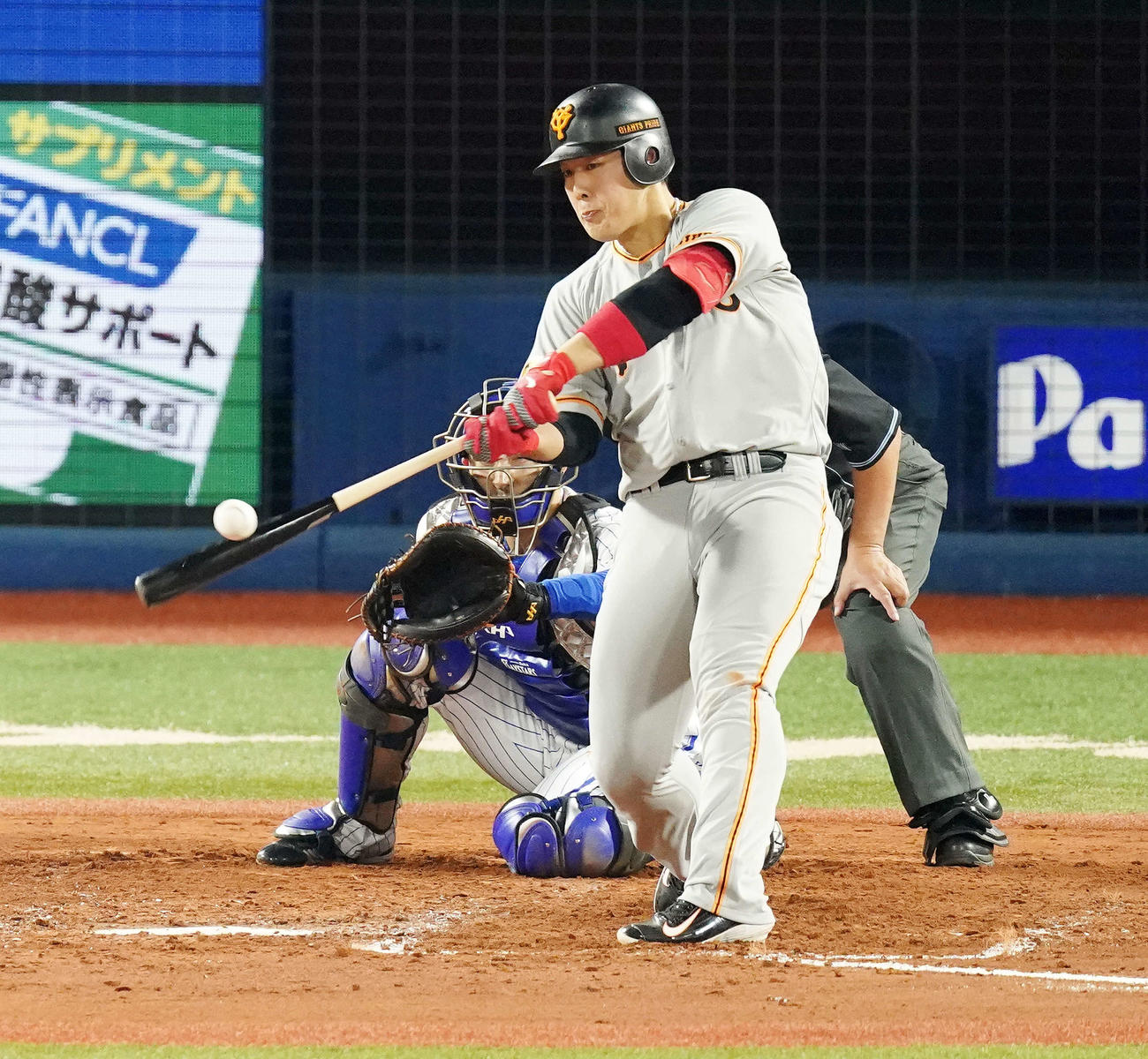 DeNA対巨人　3回表巨人2死一、二塁、左越えに同点3点本塁打を放つ岡本（撮影・江口和貴）