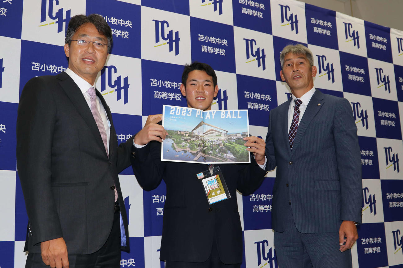 指名あいさつを終え笑顔で撮影に応じる左から日本ハム大渕スカウト部長、苫小牧中央・根本、白井スカウト（撮影・山崎純一）