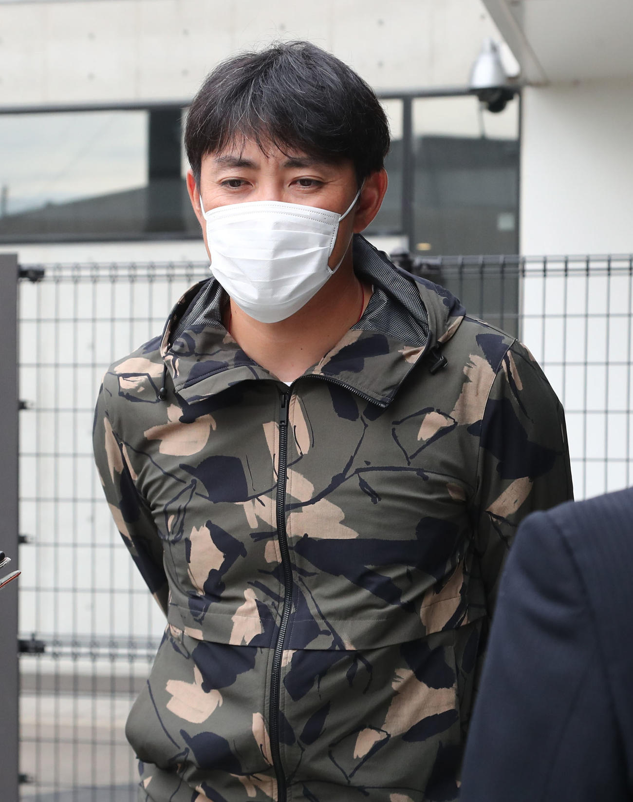 2軍での練習を終えた内川は報道陣の取材に快く応じる（撮影・梅根麻紀）