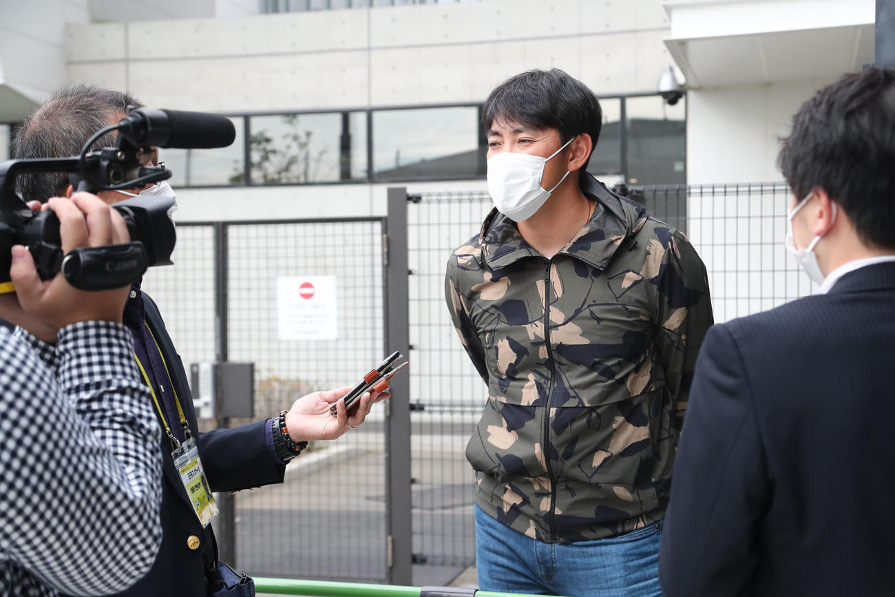 2軍での練習を終えた内川は報道陣の取材に快く応じる（撮影・梅根麻紀）