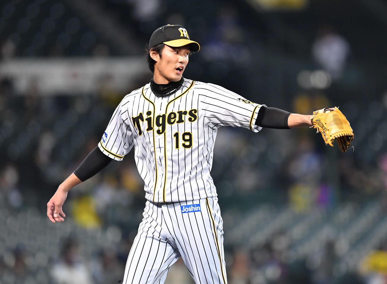 阪神対中日　3回表、3者凡退に抑え、ナインとグラブでタッチしながらベンチへ戻る藤浪晋太郎（撮影・岩下翔太）