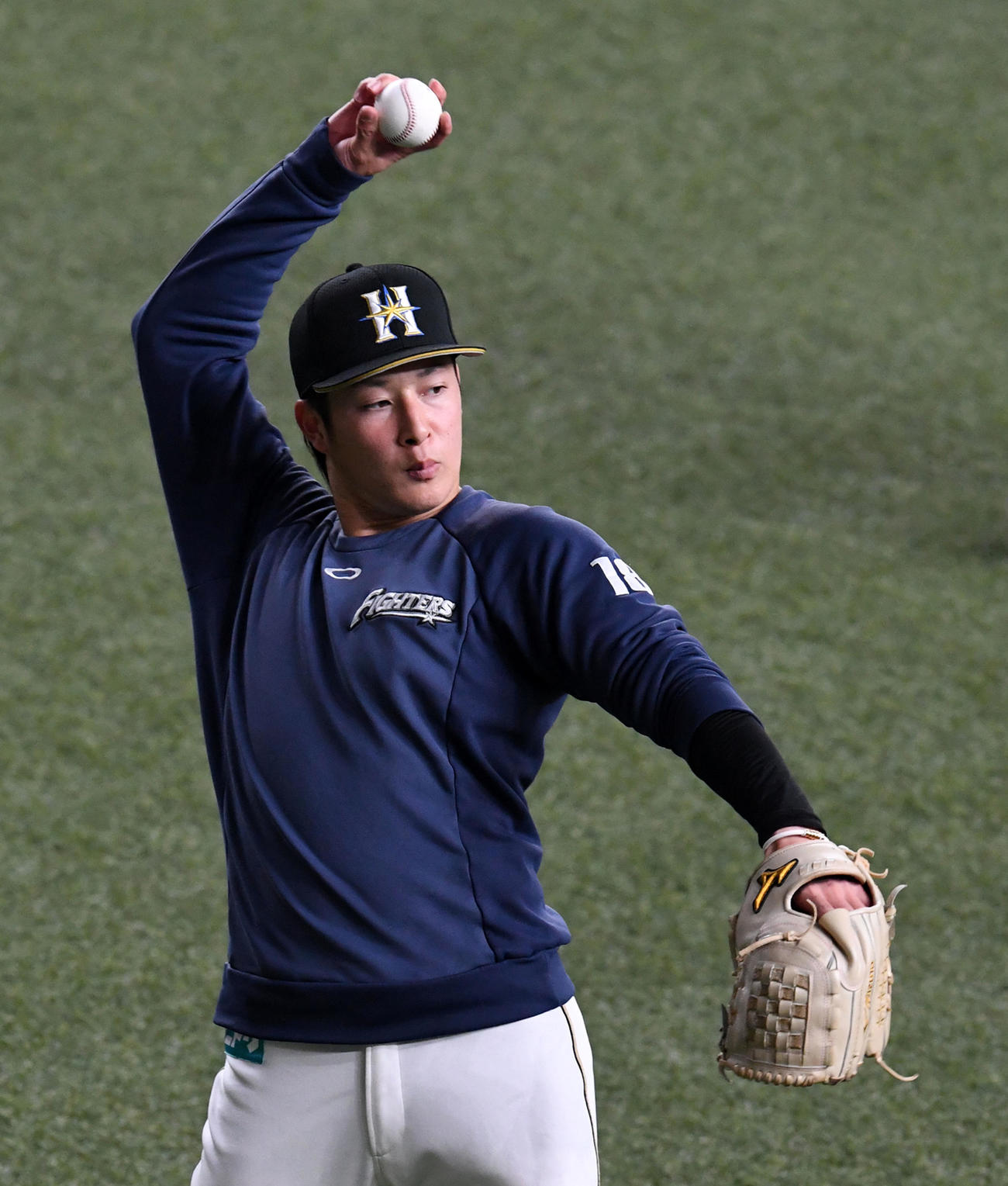 オリックス対日本ハム　キャッチボールを行う吉田輝（撮影・前岡正明）