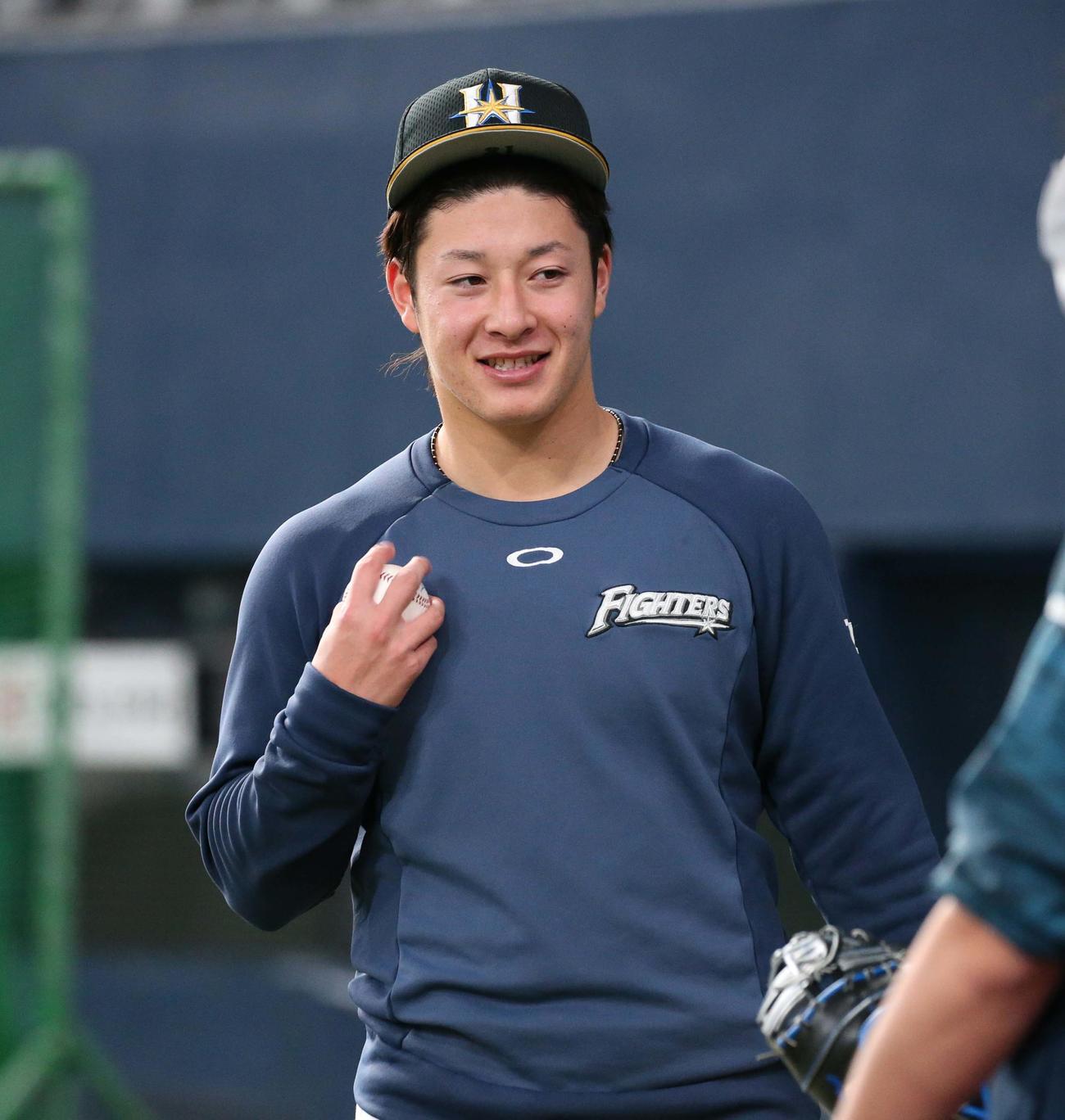 オリックス対日本ハム　笑顔の吉田輝（撮影・黒川智章）