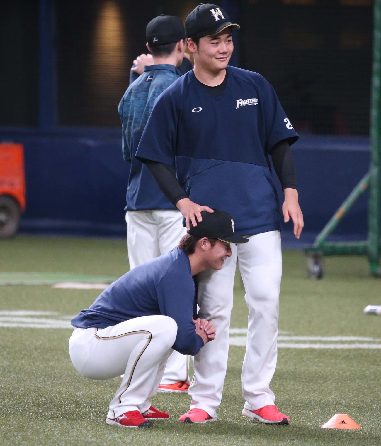 オリックス対日本ハム　清宮に頭を押さえられる吉田輝（撮影・黒川智章）