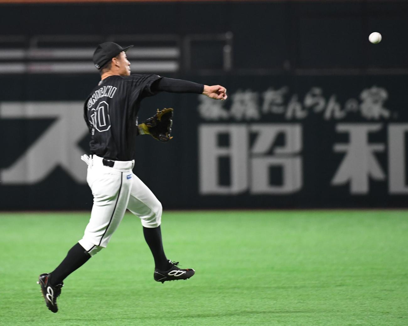 ソフトバンク対ロッテ　1回裏ソフトバンク2死、柳田悠岐の遊撃内野安打を捕球し一塁に送球する遊撃手の鳥谷敬（撮影・今浪浩三）