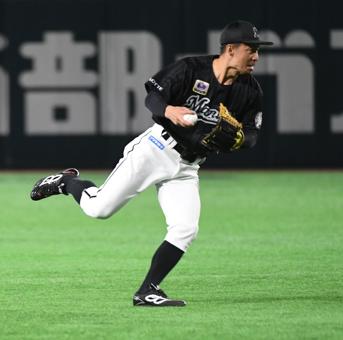 ソフトバンク対ロッテ　1回裏ソフトバンク2死、柳田悠岐の遊撃内野安打を捕球し一塁に送球する遊撃手の鳥谷敬（撮影・今浪浩三）