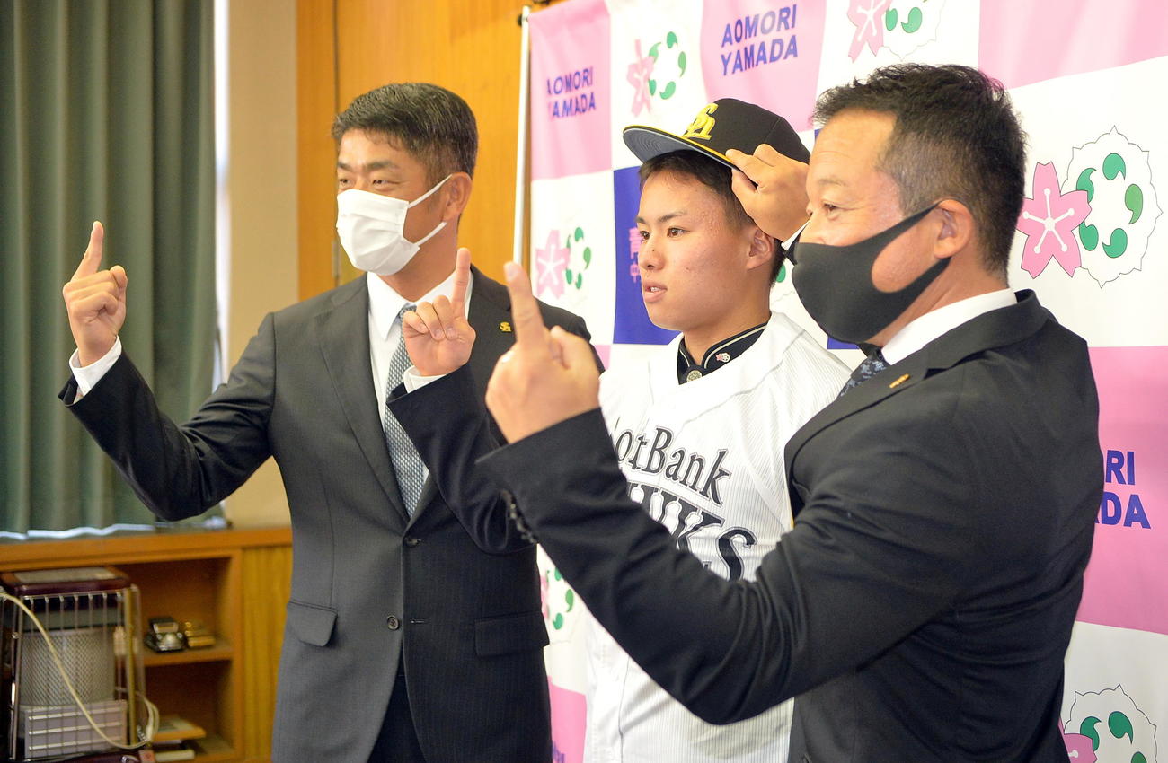 ソフトバンクの福山アマスカウトチーフ（左）、作山スカウト（右）とポーズをとる青森山田・川原田（撮影・鎌田直秀）
