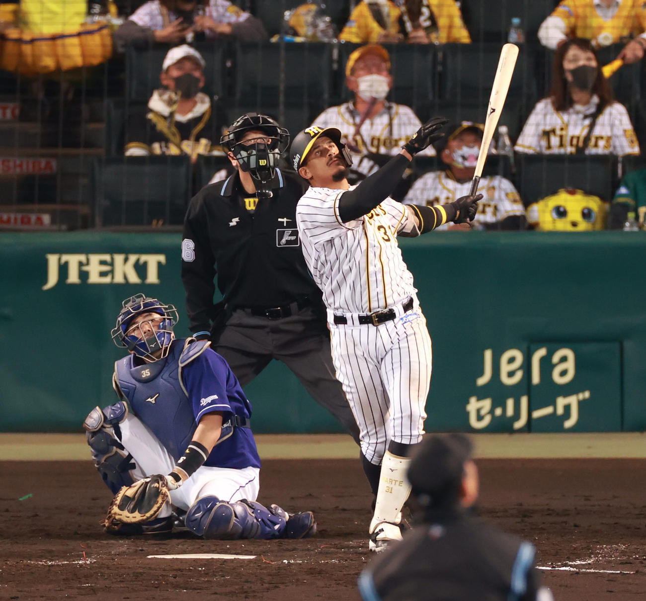 阪神対中日　5回裏阪神1死一塁、左越えの勝ち越し適時二塁打を放つマルテ（撮影・清水貴仁）