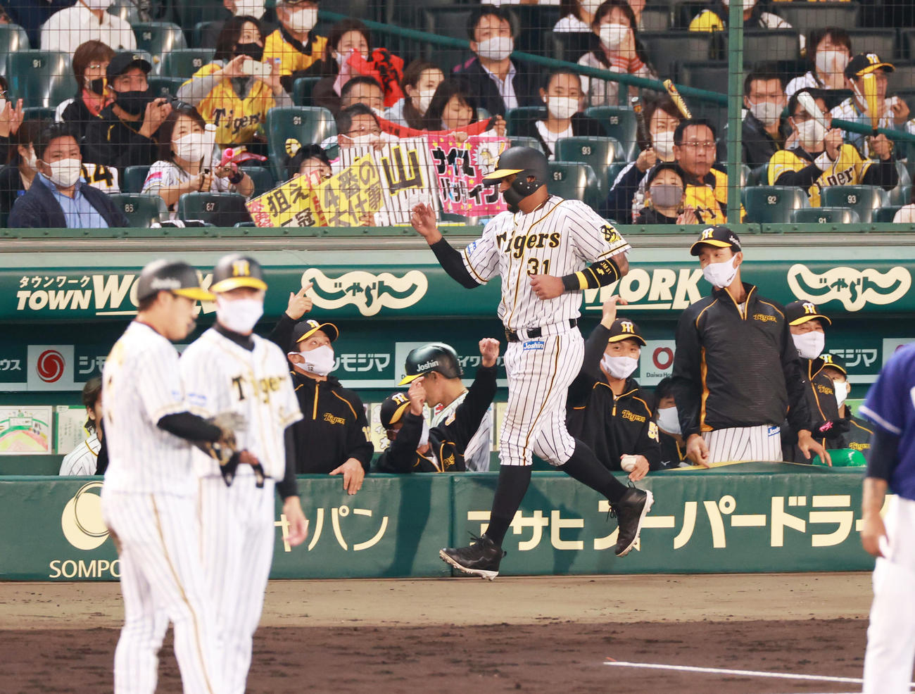 阪神対中日　5回裏阪神1死三塁、大山の中前適時打で生還するマルテ（撮影・清水貴仁）
