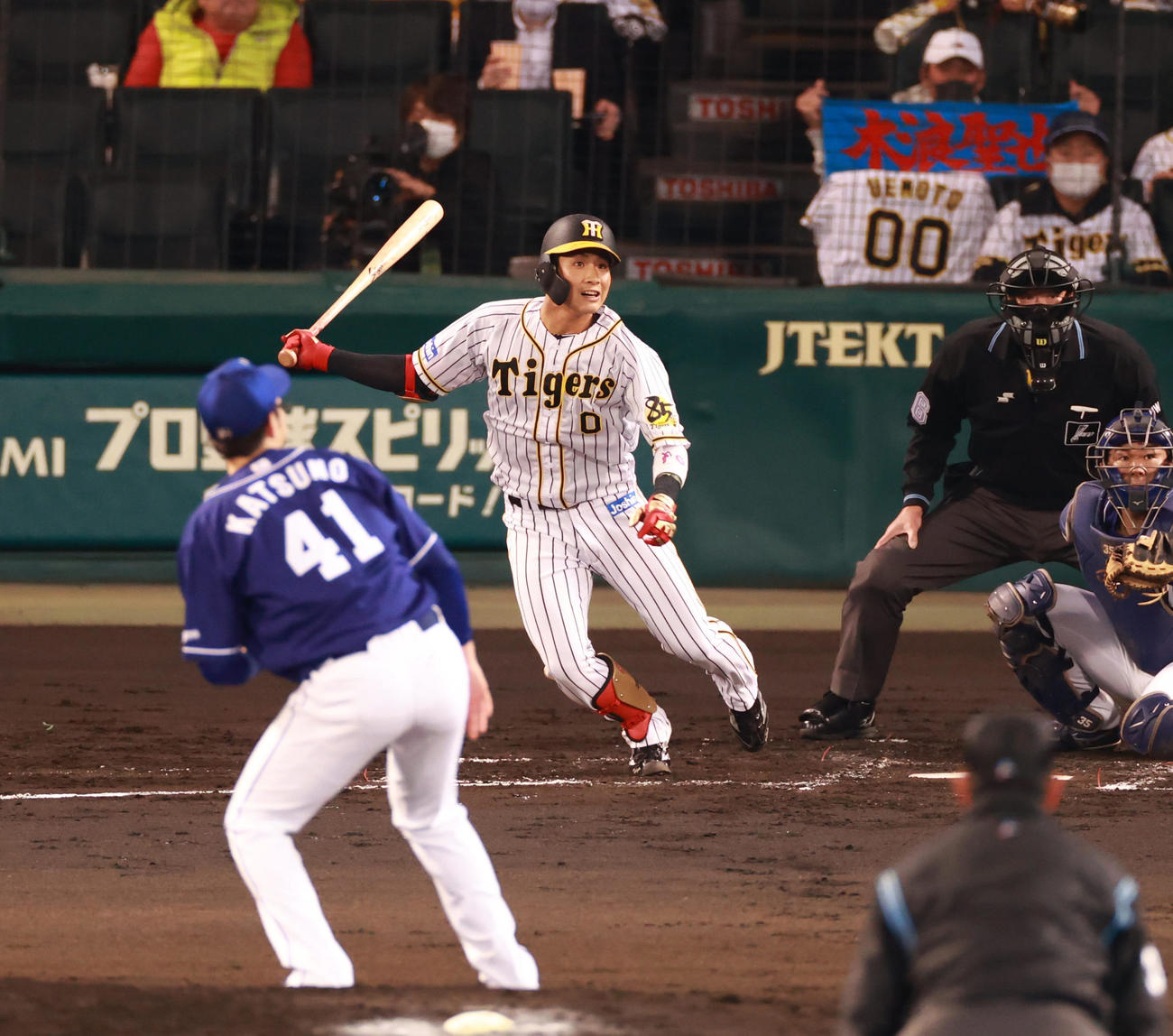 阪神対中日　2回裏阪神無死一、三塁、左前へ同点適時打を放つ木浪（撮影・清水貴仁）