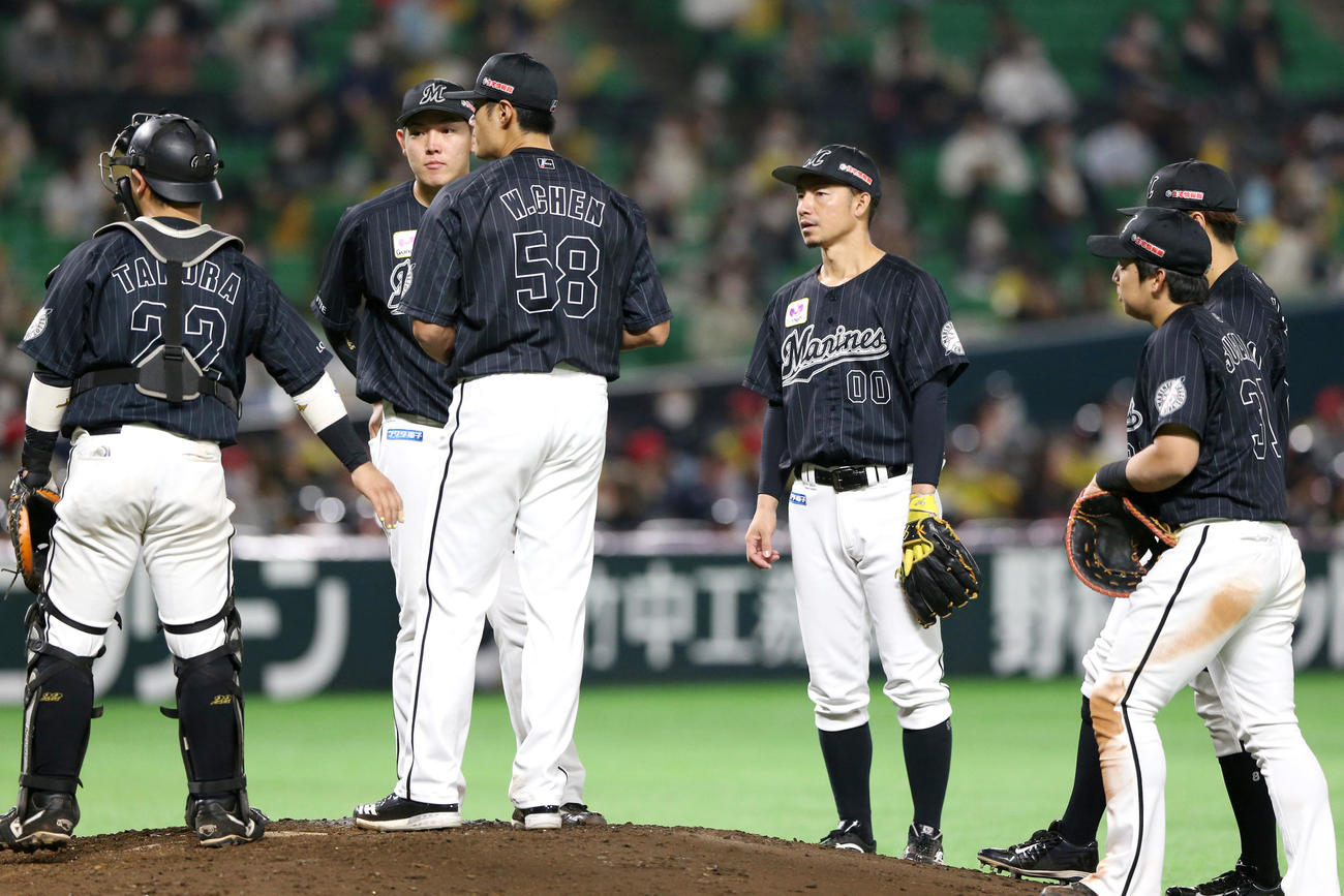 ソフトバンク対ロッテ　7回裏ソフトバンク1死三塁、チェン・ウェイン（左から3人目）の元へ集まる内野陣（撮影・上山淳一）