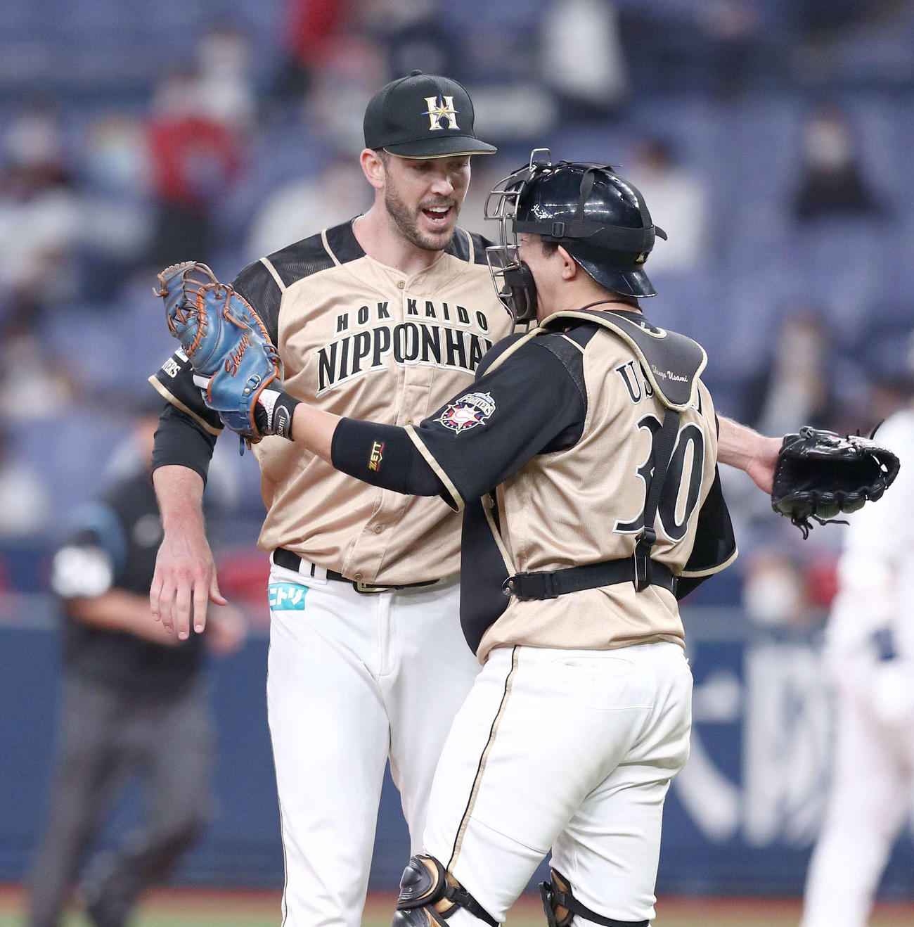 オリックス対日本ハム　9回裏、来日初完投初完封で勝利し宇佐見（右）と抱き合うバーヘイゲン（撮影・黒川智章）