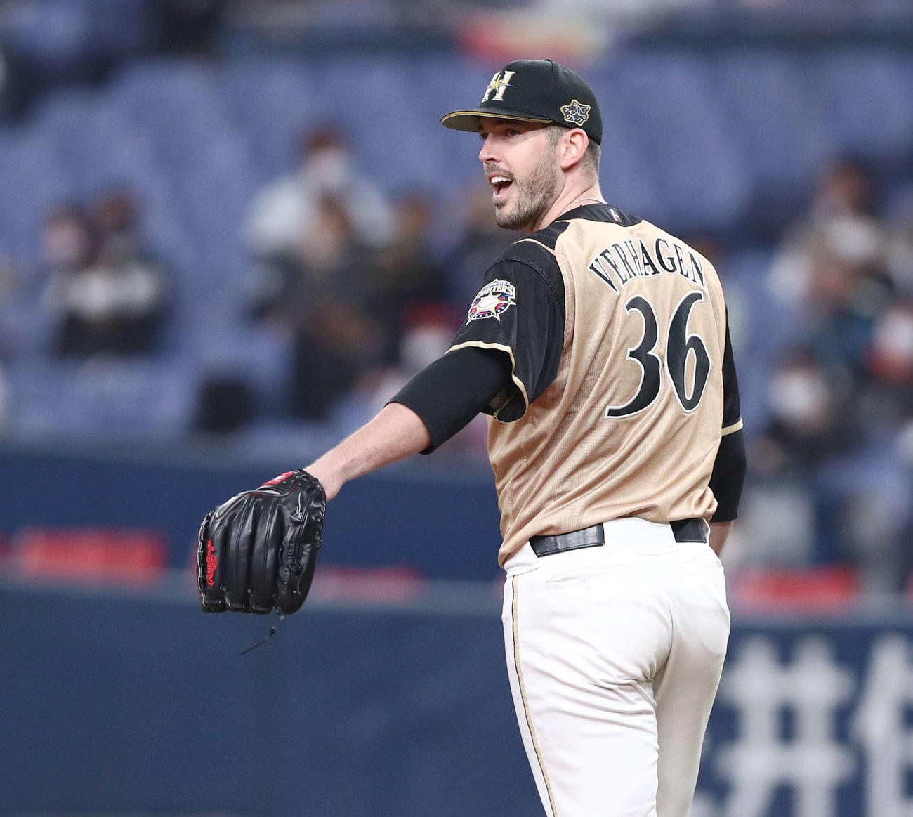 オリックス対日本ハム　6回裏、ビヤヌエバの好守に笑顔を見せるバーヘイゲン（撮影・黒川智章）
