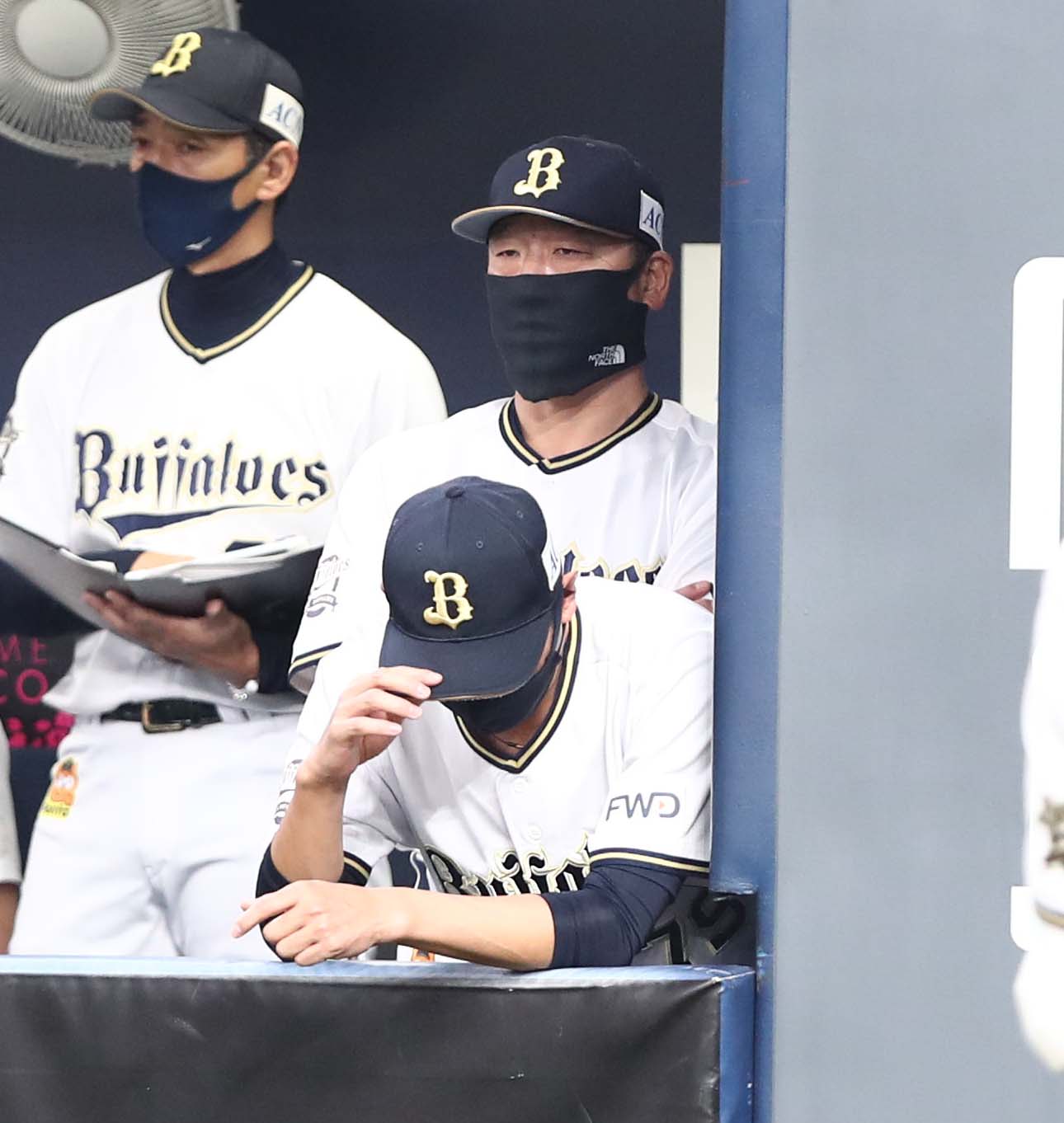 オリックス対日本ハム　ベンチで渋い表情の中嶋監督代行（撮影・黒川智章）