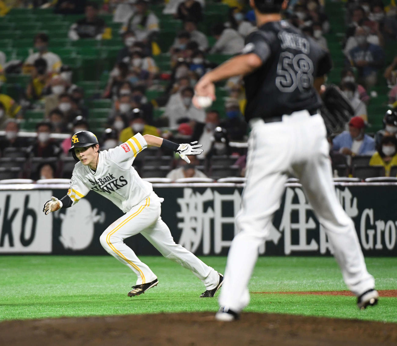 ソフトバンク対ロッテ　3回裏ソフトバンク2死一塁、打者川島のとき、けん制の隙を突いて周東は二塁盗塁を決め、、11試合連続のタイ記録となる（撮影・今浪浩三）
